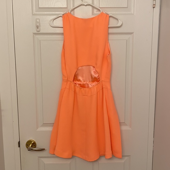 A beautiful dress from Guess - Picture 2 of 8